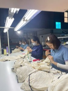 Khâu hoàn tất hàng tại dệt Ngọc Châu