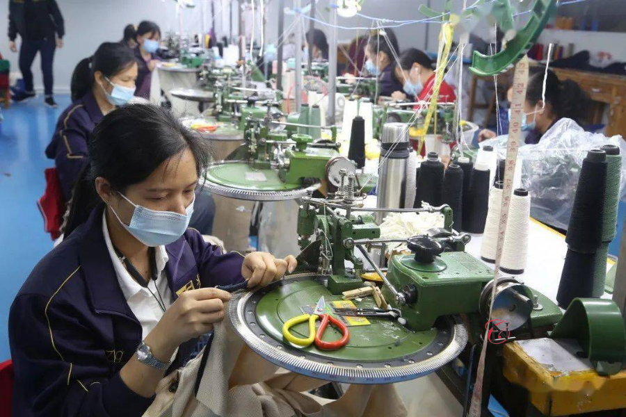 Kiểm soát chất lượng (QC/KCS) 100% sản phẩm trước khi đóng gói là bước cuối cùng và quan trọng nhất để hoàn tất quy trình gia công áo len chuẩn xuất khẩu.