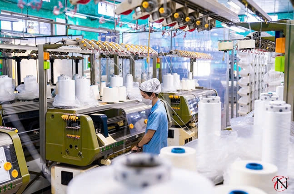 Ứng dụng công nghệ dệt kim vi tính (Computerized Knitting) vào quy trình gia công áo len giúp tạo ra những họa tiết phức tạp với độ chính xác tuyệt đối.