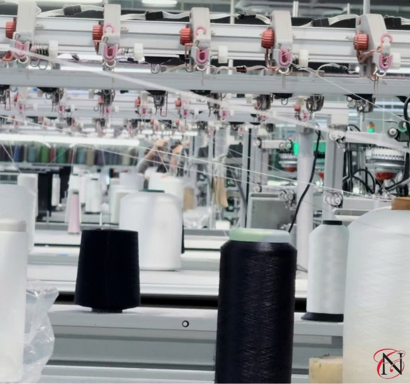 Ứng dụng công nghệ dệt kim vi tính (Computerized Knitting) vào quy trình gia công áo len giúp tạo ra những họa tiết phức tạp với độ chính xác tuyệt đối.