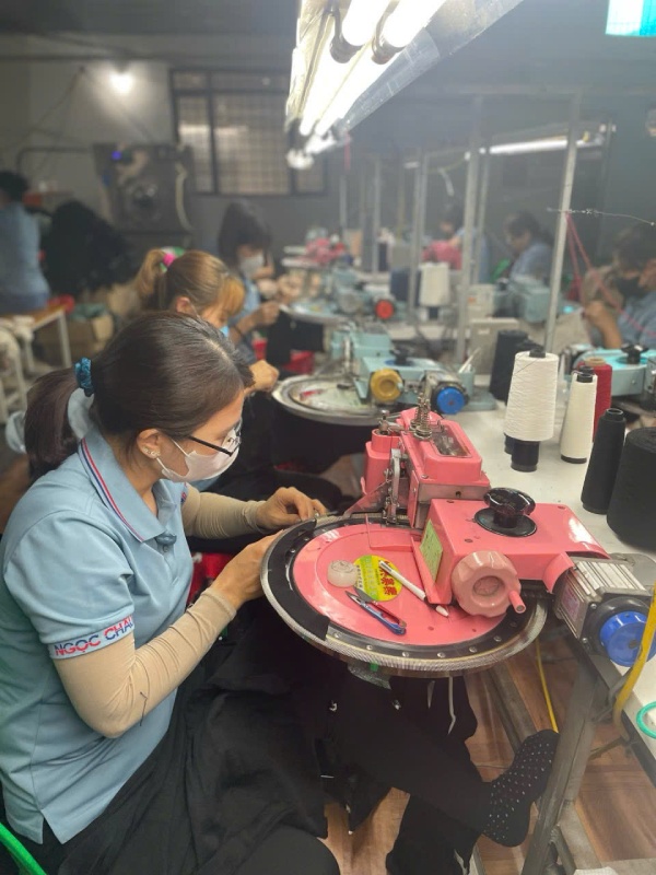 Nhà máy thực tế quy mô lớn là tiêu chí chọn xưởng gia công áo len đầu tiên để đảm bảo không gặp phải cò mồi trung gian.