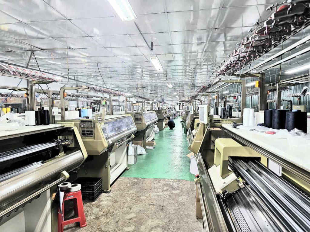 Ảnh chụp toàn cảnh kho máy dệt vi tính hiện đại tại xưởng gia công dệt bo.
