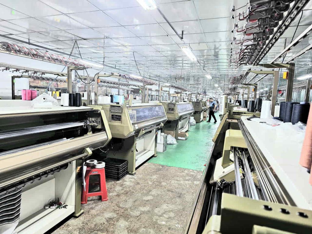Hệ thống máy dệt hiện đại tại xưởng dệt bo cổ áo đồng phục Ngọc Châu