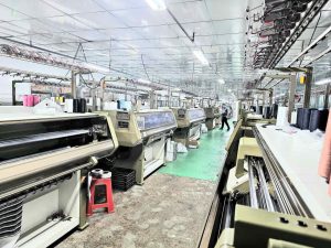 Hệ thống máy dệt hiện đại tại xưởng dệt bo cổ áo đồng phục Ngọc Châu
