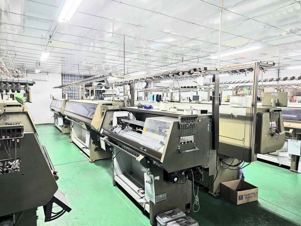 Cận cảnh dàn máy dệt kim phẳng kỹ thuật số đời mới đang hoạt động hết công suất tại nhà xưởng Ngọc Châu