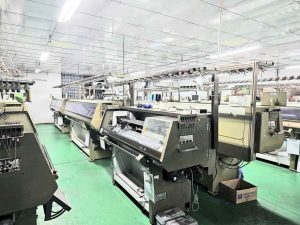 Cận cảnh dàn máy dệt kim phẳng kỹ thuật số đời mới đang hoạt động hết công suất tại nhà xưởng Ngọc Châu
