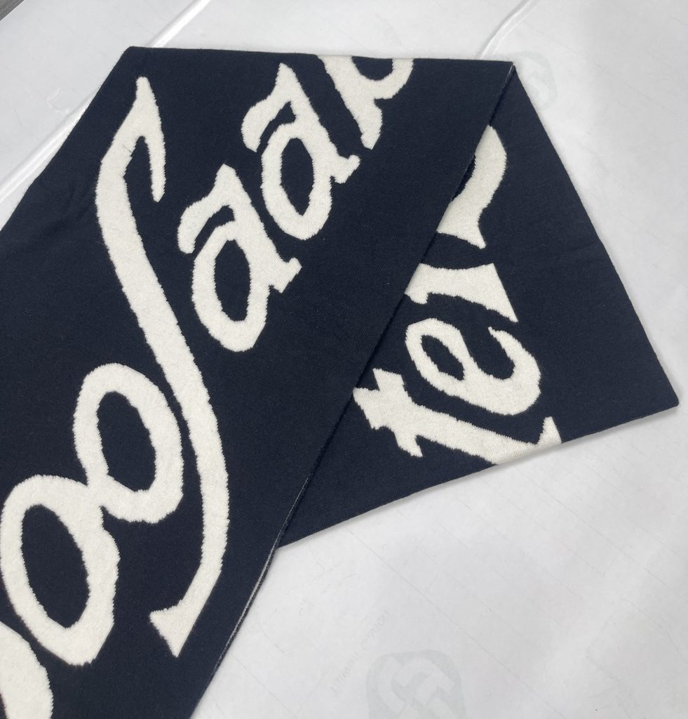 khăn len dệt logo