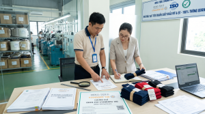 Tiêu Chuẩn Chọn Nhà Máy Sản Xuất Rib Collar Có Chứng Chỉ OEKO-TEX Giúp Đơn Hàng May Mặc Thông Quan 100% Sang Mỹ & EU